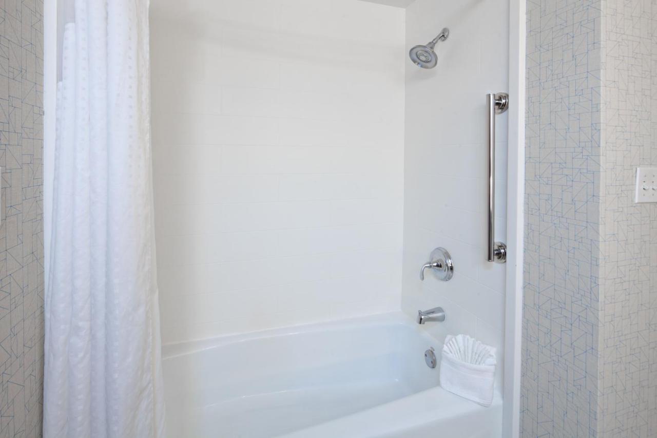 Holiday Inn Express & Suites Oakland - Airport By Ihg Экстерьер фото
