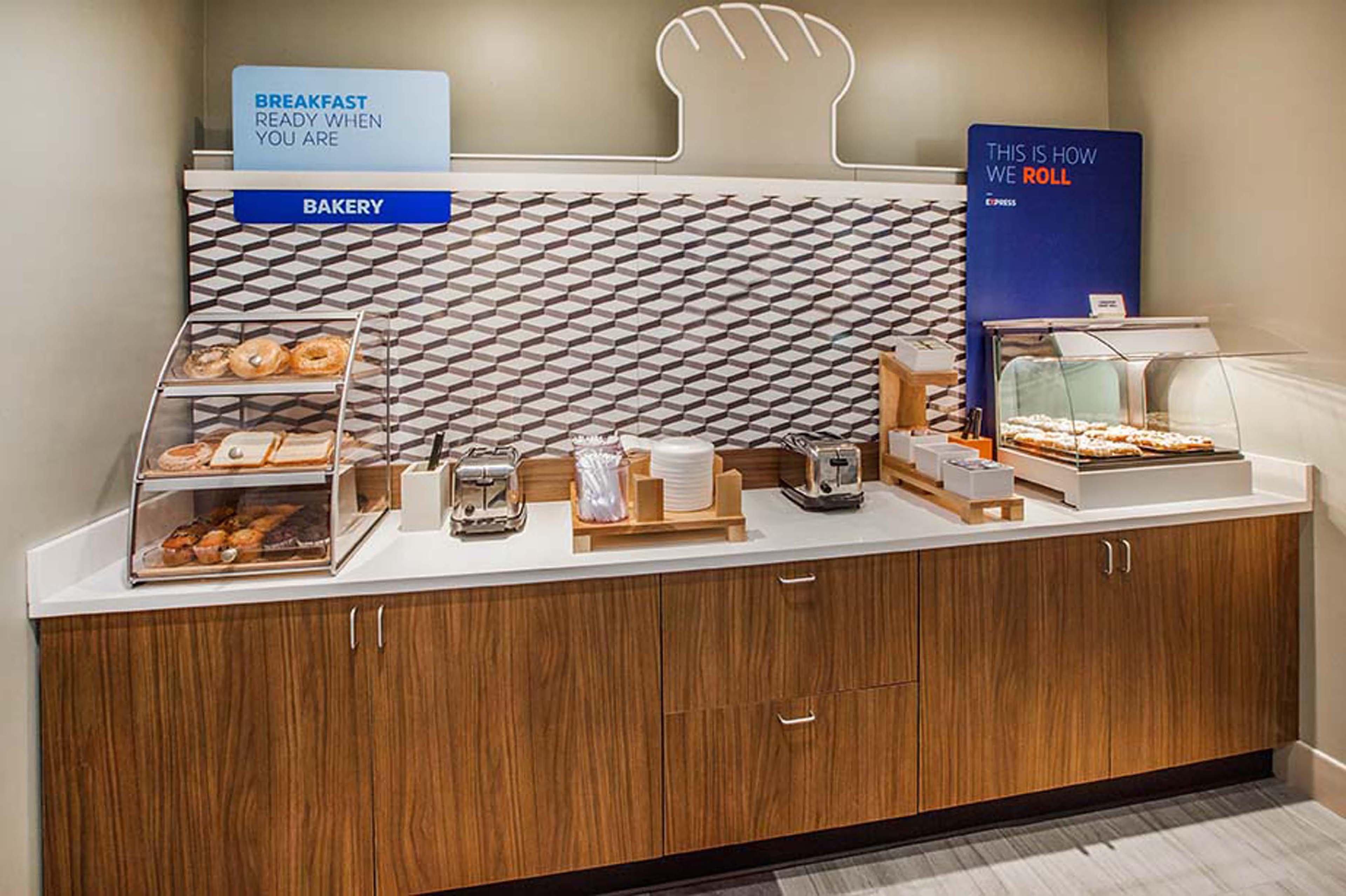 Holiday Inn Express & Suites Oakland - Airport By Ihg Экстерьер фото
