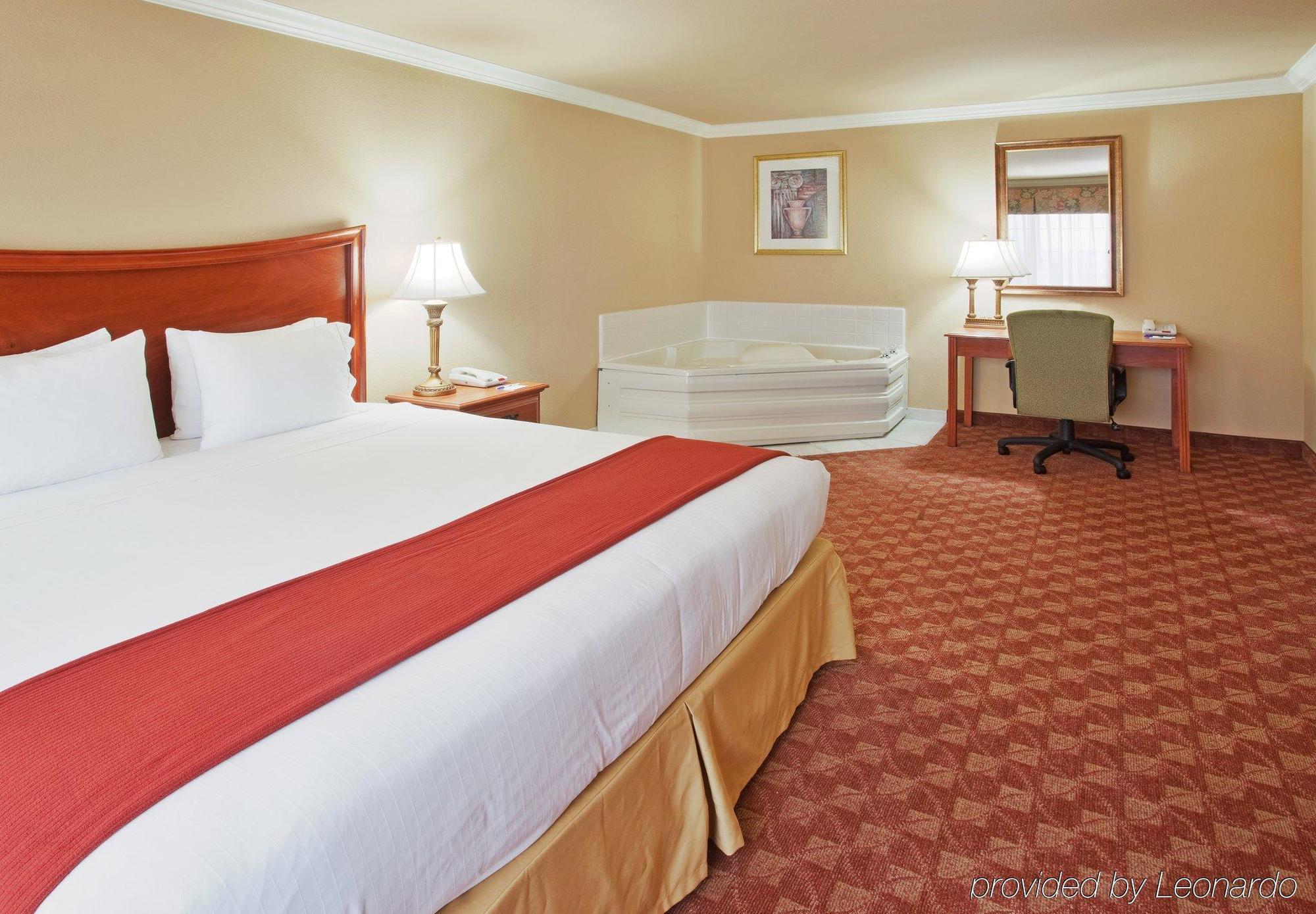 Holiday Inn Express & Suites Oakland - Airport By Ihg Номер фото