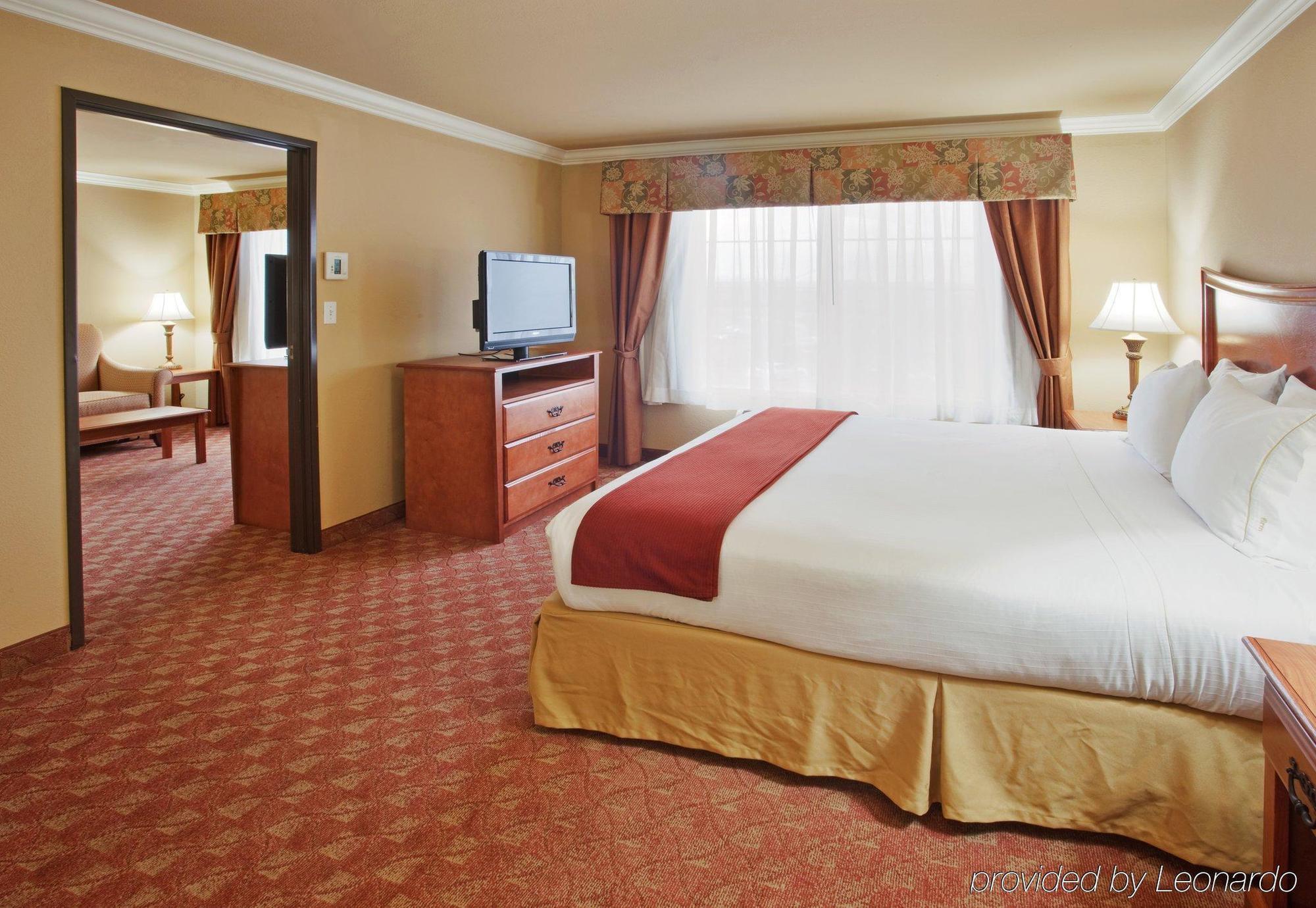 Holiday Inn Express & Suites Oakland - Airport By Ihg Номер фото