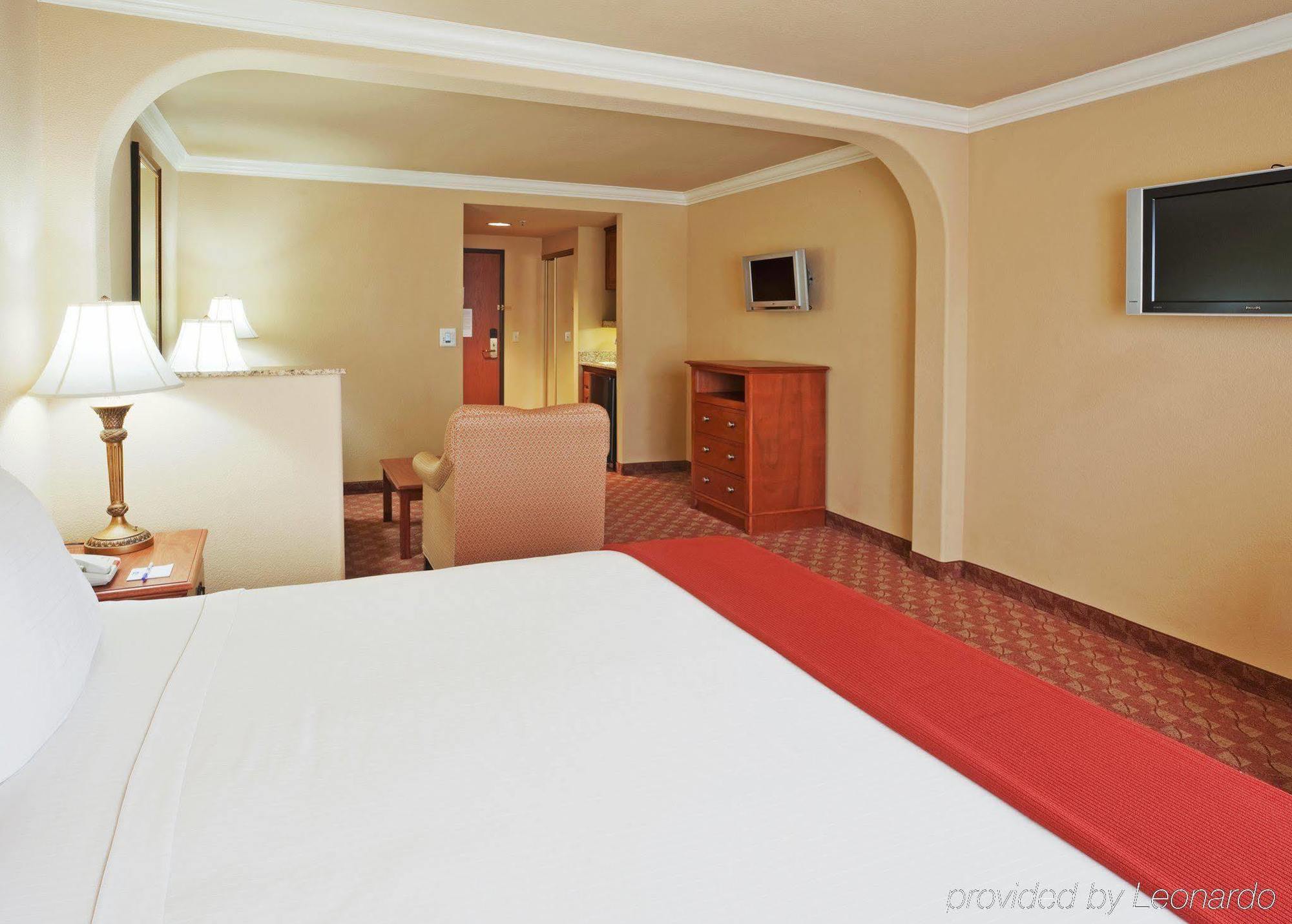 Holiday Inn Express & Suites Oakland - Airport By Ihg Номер фото